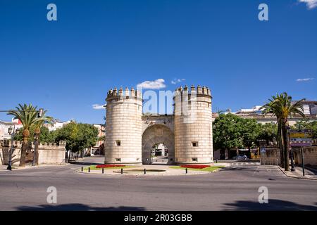 Badajoz, Spanien - 24. Juni 2022: Altes Tor von Palmas, Zugang zur Stadt an der Grenze zu Badajoz (Spanien) Stockfoto