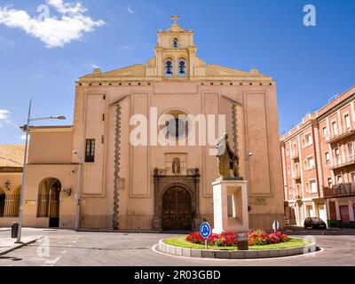 Badajoz, Spanien - 24. Juni 2022: Pfarrkirche Santo Domingo im Zentrum des Landes in Badajoz (Spanien) Stockfoto
