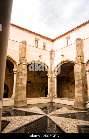 Flor da Rosa, Portugal - 24. Juni 2022: Kreuzgang mit Kreuz der Ritter von Malta im Schloss Crato in Flor da Rosa in Portugal Stockfoto