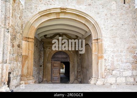 Flor da Rosa, Portugal - 24. Juni 2022: Eingangstür zur Burg Crato in Flor da Rosa in Portugal Stockfoto