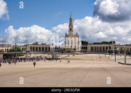 Fatima, Portugal - 25. Juni 20202: Platz mit Gläubigen vor dem Heiligtum von Fatima in Portugal an einem sonnigen Tag Stockfoto