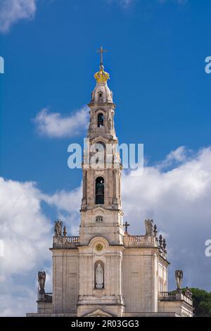 Glockenturm der Basilika unserer Lieben Frau des Rosenkranzes in Fatima (Portugal) Stockfoto