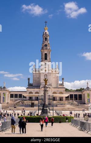 Fatima, Portugal - 25. Juni 20202: Platz mit Gläubigen vor dem Heiligtum von Fatima in Portugal an einem sonnigen Tag Stockfoto