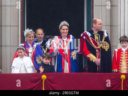 London, England, Großbritannien. 6. Mai 2023. (Von links nach rechts) herzogin VON Edinburgh SOPHIE, Herzog von Edinburgh EDWARD, Prinzessin CHARLOTTE, Prinzessin VON Wales CATHERINE, Prinz LOUIS, Prinz von Wales WILLIAM, auf dem Balkon des Buckingham Palastes nach der Krönung von König Karl III. Und Königin Camilla. (Kreditbild: © Tayfun Salci/ZUMA Press Wire) NUR REDAKTIONELLE VERWENDUNG! Nicht für den kommerziellen GEBRAUCH! Stockfoto