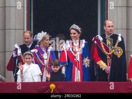 London, England, Großbritannien. 6. Mai 2023. (Von links nach rechts) herzogin VON Edinburgh SOPHIE, Herzog von Edinburgh EDWARD, Prinzessin CHARLOTTE, Prinzessin VON Wales CATHERINE, Prinz LOUIS, Prinz von Wales WILLIAM, auf dem Balkon des Buckingham Palastes nach der Krönung von König Karl III. Und Königin Camilla. (Kreditbild: © Tayfun Salci/ZUMA Press Wire) NUR REDAKTIONELLE VERWENDUNG! Nicht für den kommerziellen GEBRAUCH! Stockfoto