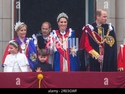 London, England, Großbritannien. 6. Mai 2023. (Von links nach rechts) herzogin VON Edinburgh SOPHIE, Herzog von Edinburgh EDWARD, Prinzessin CHARLOTTE, Prinzessin VON Wales CATHERINE, Prinz LOUIS, Prinz von Wales WILLIAM, auf dem Balkon des Buckingham Palastes nach der Krönung von König Karl III. Und Königin Camilla. (Kreditbild: © Tayfun Salci/ZUMA Press Wire) NUR REDAKTIONELLE VERWENDUNG! Nicht für den kommerziellen GEBRAUCH! Stockfoto