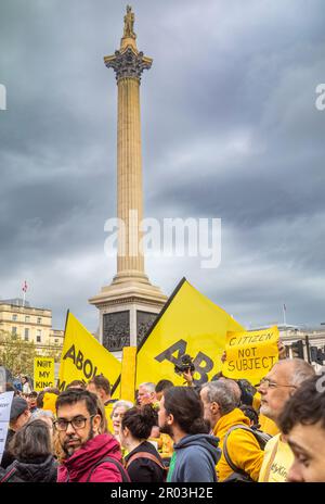 London, Großbritannien. 06. Mai 2023. Demonstranten gegen die Monarchie demonstrieren am 6. Mai 2023 in der Nähe von Nelson's Column am Trafalgar Square im Zentrum von London, während die Krönung von König Karl III. In kurzer Entfernung stattfand. Zuvor wurden der Leiter der antimonarchistischen Wahlkampfgruppe Republik und eine Reihe von Aktivisten von der Polizei am Trafalgar Square festgenommen. Es war die erste Krönung eines neuen Monarchen in London, Großbritannien, seit 70 Jahren, und trotz des stetigen Regens kamen Tausende von Menschen in die Hauptstadt, um die Feierlichkeiten zu genießen. Kredit: Andy Soloman/Alamy Live News Stockfoto