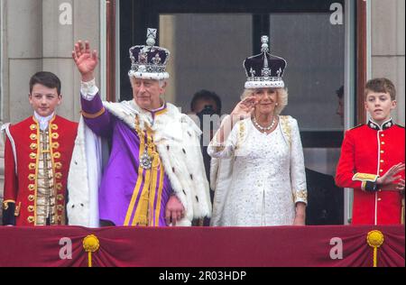 London, England, Großbritannien. 6. Mai 2023. König KARL III. Und Königin Camilla werden gesehen, wie sie den Buckingham Palace vor der Krönungszeremonie in Westminster Abbey verlassen. (Kreditbild: © Tayfun Salci/ZUMA Press Wire) NUR REDAKTIONELLE VERWENDUNG! Nicht für den kommerziellen GEBRAUCH! Stockfoto