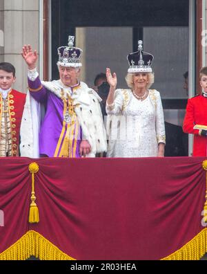 London, England, Großbritannien. 6. Mai 2023. König KARL III. Und Königin Camilla werden gesehen, wie sie den Buckingham Palace vor der Krönungszeremonie in Westminster Abbey verlassen. (Kreditbild: © Tayfun Salci/ZUMA Press Wire) NUR REDAKTIONELLE VERWENDUNG! Nicht für den kommerziellen GEBRAUCH! Stockfoto