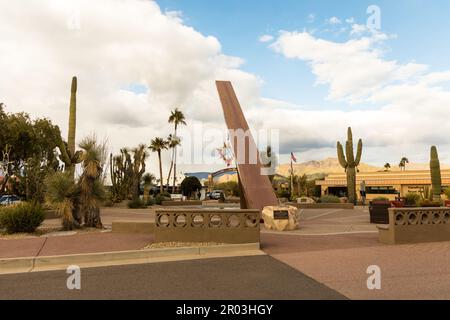 Der sorglose Desert Garden in der Innenstadt von Carefree, Arizona, bietet einen Blick auf einige seltene und faszinierende Wüstenpflanzen Stockfoto