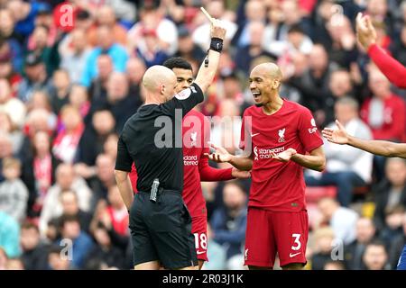 Liverpools Fabinho (rechts) wird vom Schiedsrichter Anthony Taylor während des Spiels der Premier League in Anfield, Liverpool, eine gelbe Karte gezeigt. Foto: Samstag, 6. Mai 2023. Stockfoto