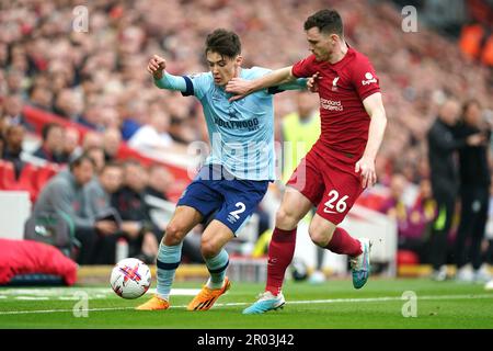 Aaron Hickey (links) in Brentford und Andrew Robertson in Liverpool kämpfen während des Premier League-Spiels in Anfield, Liverpool, um den Ball. Foto: Samstag, 6. Mai 2023. Stockfoto