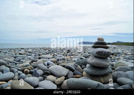 Zen-Türme an einem steinigen Strand. Türme aus Kieselsteinen. Stockfoto