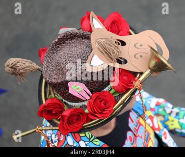 Louisville, Usa. 06. Mai 2023. Ein Hutfan nimmt am Freitag, den 6. Mai 2023, am 149. Lauf des Kentucky Derby in den Churchill Downs in Louisville, Kentucky, Teil. Foto: Mark Abraham/UPI Credit: UPI/Alamy Live News Stockfoto