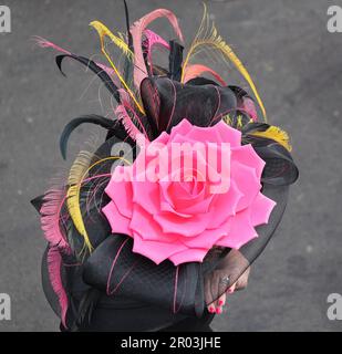 Louisville, Usa. 06. Mai 2023. Ein Fan mit schickem Hut nimmt am Freitag, den 6. Mai 2023, am 149. Lauf des Kentucky Derby bei den Churchill Downs in Louisville, Kentucky, Teil. Foto: Mark Abraham/UPI Credit: UPI/Alamy Live News Stockfoto