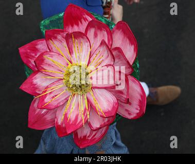 Louisville, Usa. 06. Mai 2023. Ein Fan mit schickem Hut nimmt am Freitag, den 6. Mai 2023, am 149. Lauf des Kentucky Derby bei den Churchill Downs in Louisville, Kentucky, Teil. Foto: Mark Abraham/UPI Credit: UPI/Alamy Live News Stockfoto