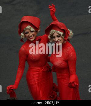 Louisville, Usa. 06. Mai 2023. Am Freitag, den 6. Mai 2023, besuchen zwei teuflische Rennfans das 149.-km-Rennen des Kentucky Derby bei Churchill Downs in Louisville, Kentucky. Foto: Mark Abraham/UPI Credit: UPI/Alamy Live News Stockfoto