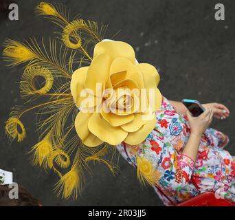 Louisville, Usa. 06. Mai 2023. Ein Fan mit schickem Hut nimmt am Freitag, den 6. Mai 2023, am 149. Lauf des Kentucky Derby bei den Churchill Downs in Louisville, Kentucky, Teil. Foto: Mark Abraham/UPI Credit: UPI/Alamy Live News Stockfoto