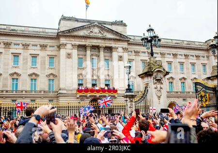 London, Großbritannien. 06. Mai 2023. König Karl III. Und Königin Camilla, William, Prinz von Wales und Catherine, Prinzessin von Wales, Prinzessin George von Wales und Prinzessin Charlotte von Wales und Prinz Louis von Wales Anne, Prinzessin Royal und Vizeadmiral Sir Tim Laurence, Prinz Edward, Graf von Wessex und Sophie, Gräfin von Wessex, Lady Louise Mountbatten-Windsor und Viscount Severn Prinz Edward der Herzog von Kent, Katharine, Herzogin von Kent, Prinz Richard und Birgitte Herzog und Herzogin von Gloucester auf dem Balkon des Buckingham Palace in London am 06. Mai 2023, nach der Krönung Karls III. Und Camil Stockfoto