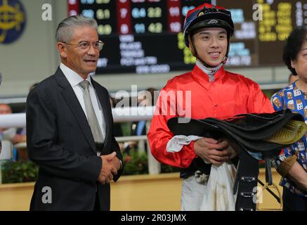 Rennen 3, VIVA POPCORN, geritten von Angus Chung Yik-lai, gewann die Klasse 4 gegen 1650m im Happy Valley. Trainer Tony Cruz (L) feierte seinen Sieg mit dem Jockey. 03MAY23 SCMP/Kenneth Chan. Stockfoto