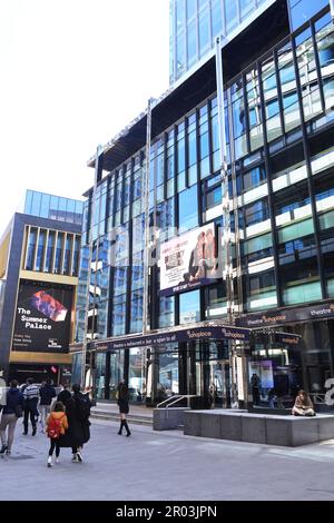 Das neue Theater am Soho Place, einer neu geschaffenen öffentlichen Plazza, wo einst der berüchtigte Veranstaltungsort Astoria stand, in der Nähe der Charing Cross Road im Zentrum von London, Großbritannien Stockfoto