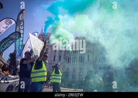 Madrid, Spanien. 06. Mai 2023. Die Demonstranten halten während der Demonstration Rauchfackeln in den Händen drei Polizeigewerkschaftsorganisationen versammelten Tausende von Menschen in Madrid, um eine Verbesserung ihrer Gehälter und Renten zu fordern.die Demonstration begann an der Puerta de Alcalá und endete vor dem Abgeordnetenkongress auf der Carrera de San Jerónimo. Kredit: SOPA Images Limited/Alamy Live News Stockfoto