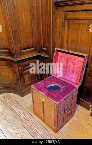 Kommode im Schlafzimmer im Hampton Court Palace. Geschlossener Hocker (tragbarer Waschraum), King's Schrank. Richmond Upon Thames, Surrey, London, England, United K. Stockfoto