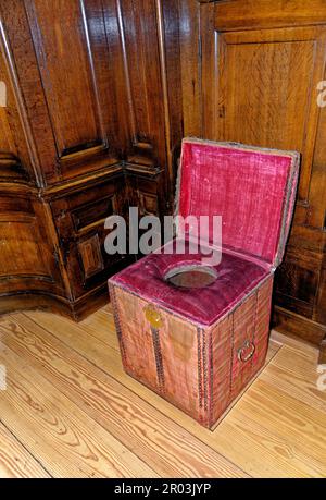 Kommode im Schlafzimmer im Hampton Court Palace. Geschlossener Hocker (tragbarer Waschraum), King's Schrank. Richmond Upon Thames, Surrey, London, England, United K. Stockfoto