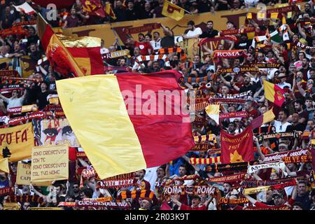 Rom, Italie. 06. Mai 2023. Roma-Fans während der italienischen Meisterschaft Serie Ein Fußballspiel zwischen AS Roma und FC Internazionale am 6. Mai 2023 im Stadio Olimpico in Rom, Italien - Photo Federico Proietti/DPPI Credit: DPPI Media/Alamy Live News Stockfoto