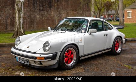 1988 Porsche Carrera CS, ausgestellt auf der April Scramble, die am 23. April 2023 im Bicester Heritage Centre stattfindet. Stockfoto