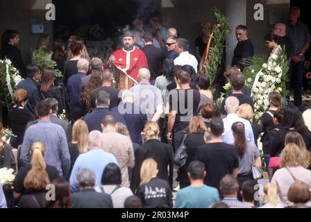 Belgrad, Serbien. 06. Mai 2023. Die Menschen besuchen eine Beerdigung des ermordeten Wachmanns, nach einer Schulmassenschießerei, nachdem ein Junge das Feuer auf andere eröffnete, indem er Mitschüler und Mitarbeiter tötete, auf dem Lesce-Friedhof in Belgrad, Serbien, 6. Mai 2023. Foto: Armin Durgut/PIXSELL Credit: Pixsell/Alamy Live News Stockfoto