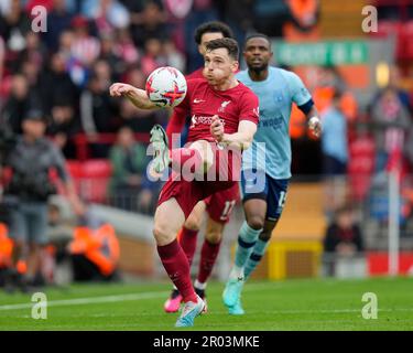 Liverpool, Großbritannien. 06. Mai 2023. Andrew Robertson #26 von Liverpool gibt den Ball während des Premier League-Spiels Liverpool gegen Brentford in Anfield, Liverpool, Großbritannien, 6. Mai 2023 (Foto von Steve Flynn/News Images) in Liverpool, Großbritannien, am 5./6. Mai 2023 frei. (Foto: Steve Flynn/News Images/Sipa USA) Guthaben: SIPA USA/Alamy Live News Stockfoto