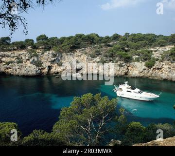 Spanien. Balearen. Mallorca. Cala Pi. Luxusboot in der Bucht. Stockfoto