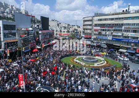 Nablus, Palästina. 06. Mai 2023. Trauernde und Schützen tragen die Leichen von drei Palästinensern, die am 3. Dezember 3/2023 während eines bewaffneten Konflikts in der Nähe des israelischen Kontrollpunkts Surra von der israelischen Armee während ihrer Beerdigung in der Stadt Nablus im besetzten Westjordanland erschossen wurden. Die israelische Armee übergab die Leichen der drei Palästinenser, Mohammed al-Dabeek, Uday und Dschihad al-Shami. Seit 2015 befinden sich 133 palästinensische Körper, darunter 12 Gefangene und 12 Kinder, in israelischer Gewahrsam. (Foto von Nasser Ishtayeh/SOPA Images/Sipa USA) Guthaben: SIPA USA/Alamy Live News Stockfoto