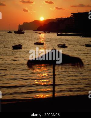 Spanien. Balearen. Mallorca. Santa Ponsa. Küste bei Sonnenuntergang. Stockfoto