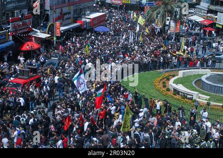 Nablus, Palästina. 06. Mai 2023. Trauernde und Schützen tragen die Leichen von drei Palästinensern, die am 3. Dezember 3/2023 während eines bewaffneten Konflikts in der Nähe des israelischen Kontrollpunkts Surra von der israelischen Armee während ihrer Beerdigung in der Stadt Nablus im besetzten Westjordanland erschossen wurden. Die israelische Armee übergab die Leichen der drei Palästinenser, Mohammed al-Dabeek, Uday und Dschihad al-Shami. Seit 2015 befinden sich 133 palästinensische Körper, darunter 12 Gefangene und 12 Kinder, in israelischer Gewahrsam. (Foto von Nasser Ishtayeh/SOPA Images/Sipa USA) Guthaben: SIPA USA/Alamy Live News Stockfoto