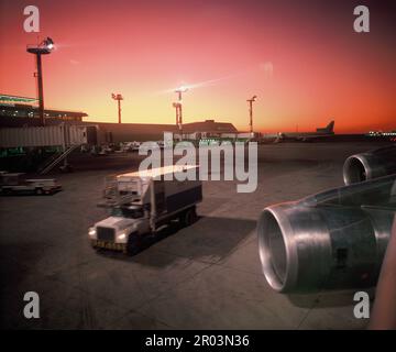 Kuwait. Flughafen bei Tagesanbruch. Ansicht von Düsenmotor und Servicefahrzeug. Stockfoto