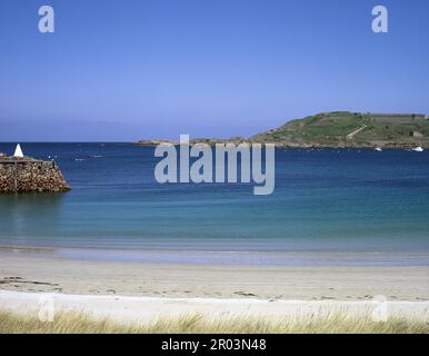 Kanalinseln. Alderney. Braye Bay mit Blick auf Fort Albert. Stockfoto