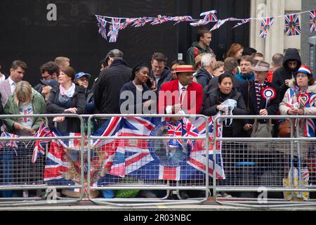 London, Großbritannien. , . Krönungsschmuck, iranische Royalisten und Benjamin Dog. London, Großbritannien. Royalisten schwenken mit einer Fahne aus der Schah-Ära, und der 2 Jahre alte Benjamin Dog verleiht ihm seine Anerkennung. Kredit: Peter Hogan/Alamy Live News Stockfoto