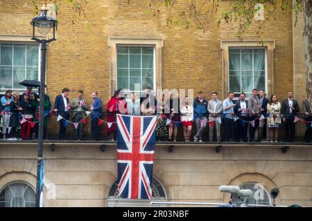 London, Großbritannien. , . Krönungsschmuck, iranische Royalisten und Benjamin Dog. London, Großbritannien. Royalisten schwenken mit einer Fahne aus der Schah-Ära, und der 2 Jahre alte Benjamin Dog verleiht ihm seine Anerkennung. Kredit: Peter Hogan/Alamy Live News Stockfoto