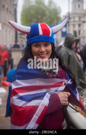 London, Großbritannien. , . Krönungsschmuck, iranische Royalisten und Benjamin Dog. London, Großbritannien. Royalisten schwenken mit einer Fahne aus der Schah-Ära, und der 2 Jahre alte Benjamin Dog verleiht ihm seine Anerkennung. Kredit: Peter Hogan/Alamy Live News Stockfoto