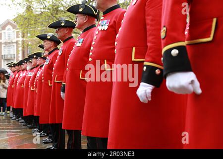 London, Großbritannien. 06. Mai 2023 King's Road Krönung Party bei Regenwetter. Die Chelsea-Rentner Marschieren. Die Krönung von König Karl III. Am 6. Mai. Kredit: Waldemar Sikora/Alamy Live News Stockfoto