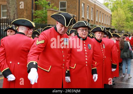 London, Großbritannien. 06. Mai 2023 King's Road Krönung Party bei Regenwetter. Die Chelsea-Rentner Marschieren. Die Krönung von König Karl III. Am 6. Mai. Kredit: Waldemar Sikora/Alamy Live News Stockfoto