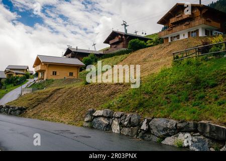 Blick auf traditionelle hölzerne alpine Chalets im schweizer Bergdorf Leysin. Genfer See Region Vaud Schweiz Stockfoto