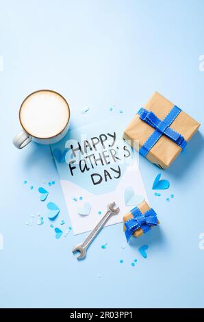 Happy Father's Day Konzept, Grußkarte, Vatertagfrühstück mit einem niedlichen Buchstaben auf hellblauem Hintergrund Stockfoto