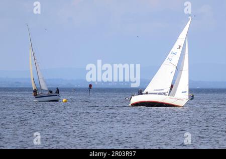 Oxford Island National Nature Reserve, Lough Neagh, County Armagh, Nordirland, Großbritannien. 06. Mai 2023 Wetter in Großbritannien – ein trockener und warmer Krönungstag mit sonnigen Zaubern. Ein schöner Tag für einen Segeltörn am späten Nachmittag auf Lough Neagh. Kredit: CAZIMB/Alamy Live News. Stockfoto