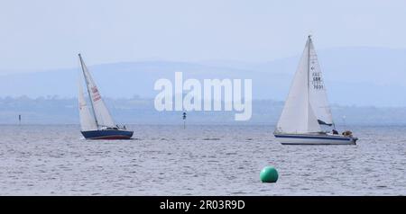Oxford Island National Nature Reserve, Lough Neagh, County Armagh, Nordirland, Großbritannien. 06. Mai 2023 Wetter in Großbritannien – ein trockener und warmer Krönungstag mit sonnigen Zaubern. Ein schöner Tag für einen Segeltörn am späten Nachmittag auf Lough Neagh. Kredit: CAZIMB/Alamy Live News. Stockfoto
