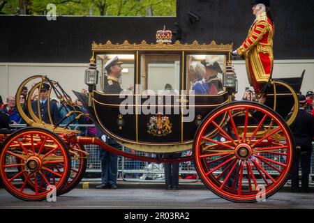 6. Mai 2023 London, Großbritannien. König Karl III. Krönungsprozession mit militärischer Begleitung. Commander Tim Laurence im Diamond Jubilee State Coach, die Haushaltskavallerie, die Royal Marines, die RAF und Einheiten von der Commonwealth-Oarade und säumen die Straßen, um die Krönung zu feiern. Anerkennung Peter Hogan/ALAMY Stockfoto