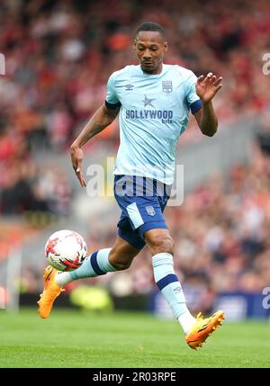 Brentfords Ethan Pinnock in Aktion während des Premier League-Spiels in Anfield, Liverpool. Foto: Samstag, 6. Mai 2023. Stockfoto