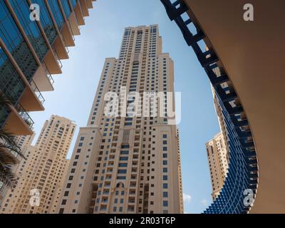 Dubai, Vereinigte Arabische Emirate, 26. März 2023: Wunderschöner Blick auf die Wolkenkratzer des Yachthafens von Dubai. Blick auf Apartmenthäuser, Hotels und Bürogebäude, Moder Stockfoto